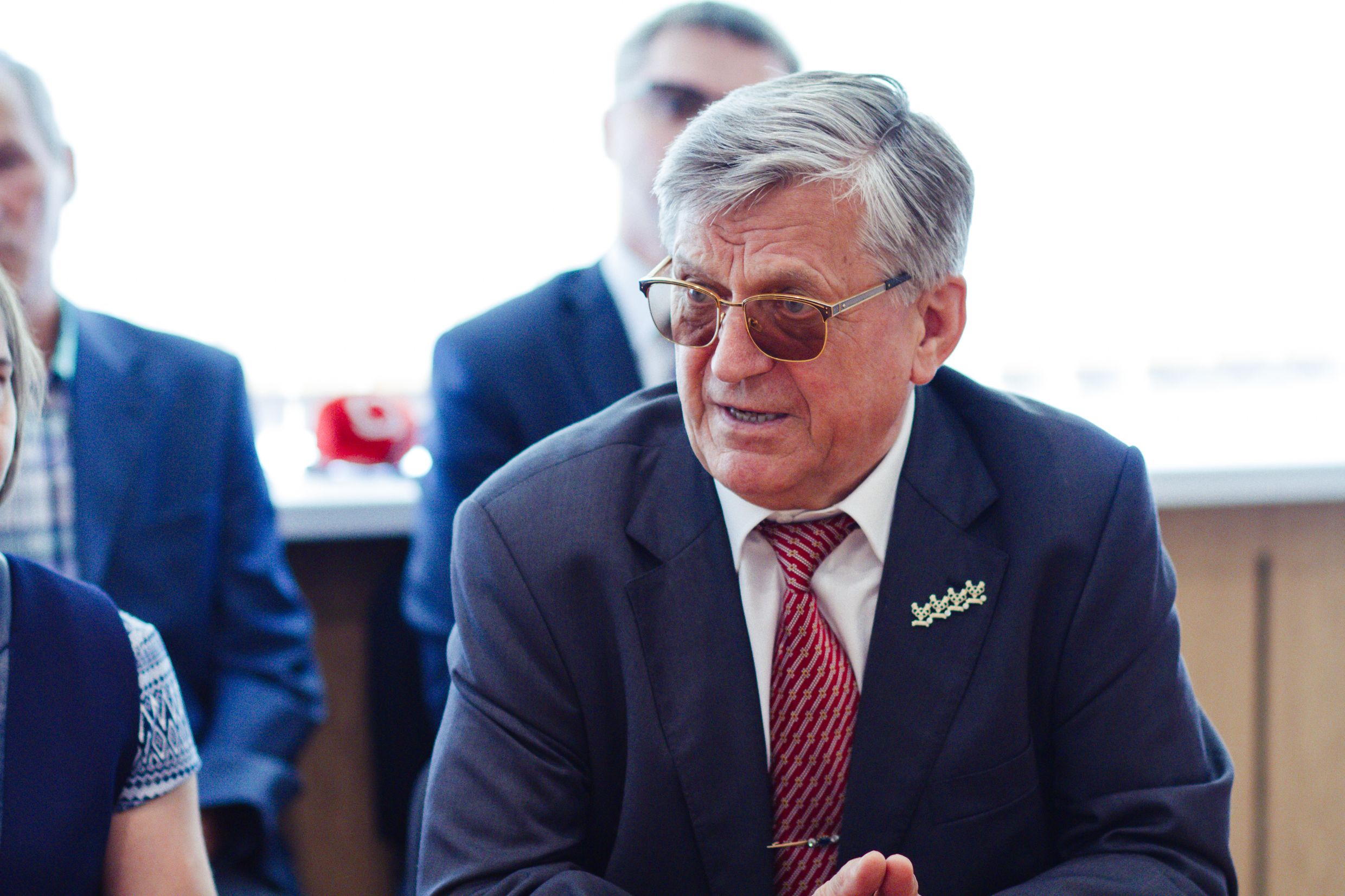 Александр Тихонов вручил дипломы бакалаврам физкультуры